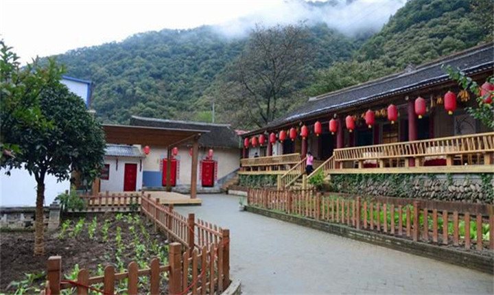 “天然氧吧”朱家湾村