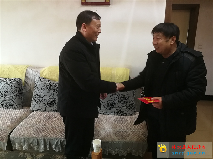 夏局长慰问退休干部李家全.jpg