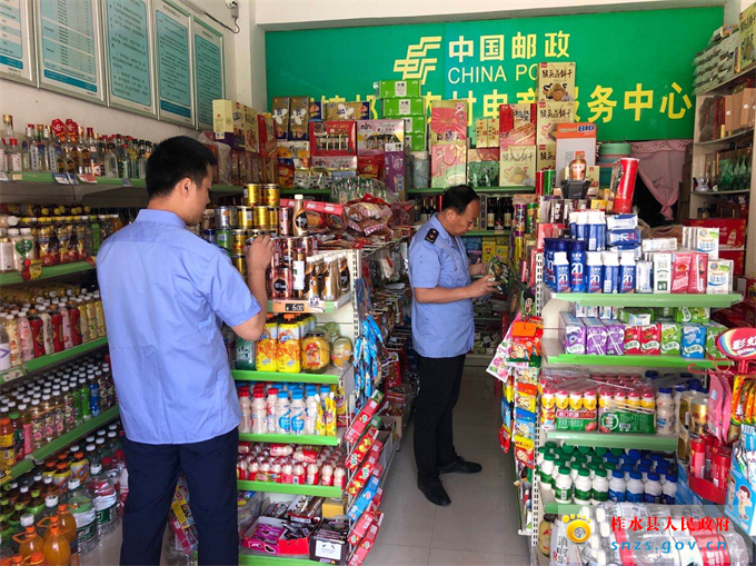 执法人员检查食品便利店.jpg 执法人员检查食品便利店.jpg